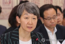 답변하는 정재숙 문화재청장