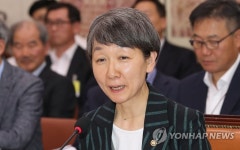 답변하는 정재숙 문화재청장