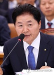답변하는 김병원 농협 회장