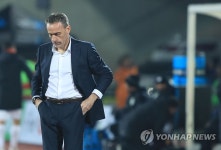 생각에 잠긴 벤투