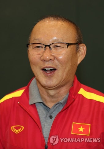 수줍은 미소짓는 박항서 감독