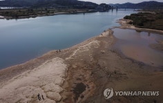 백제보 수문 완전 개방, 드러난 모래톱