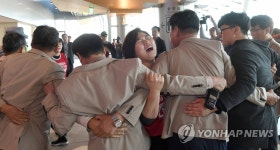 기습시위 벌이는 공공연대노동조합