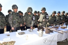 '수통 총알자국' 만진 임종석…DMZ서 지뢰제거 작업 격려