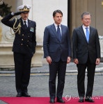 국가 연주 듣는 한·이탈리아 정상