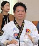 태권도복 소개하는 이동섭 의원