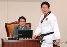 [국감현장] 태권도복 입은 이동섭…국기 태권도 사랑해달라