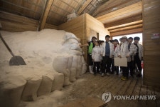 염전창고에 가득 쌓인 소금