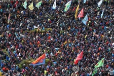 광장에 모인 택시산업 종사자들