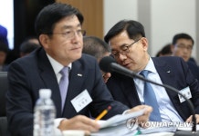 관계자와 대화하는 정일영 사장