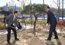 내곡중학교 기념식수하는 조희연 교육감