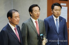 취재진 질문에 답하는 야3당 원내대표