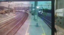 탈선참사 대만열차 사고순간 영상공개…원심력 못이기고 쿵