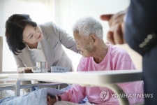 국립 소록도 병원 방문해 환자 위로하는 김정숙 여사