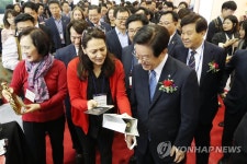 지페어코리아 둘러보는 경기도지사