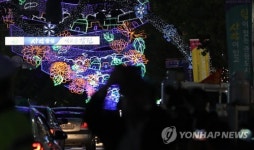 국화축제·연말연시 앞두고 창원 오동동·창동길 빛 터널 점등