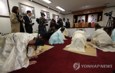 구미·문경서 박정희 전 대통령 39주기 추도식…900여명 참석