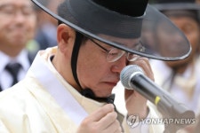 구미·문경서 박정희 전 대통령 39주기 추도식…900여명 참석