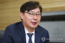 인터뷰하는 이화영 경기도 평화부지사