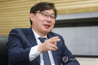 질문에 답하는 이화영 경기도 평화부지사