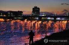노을진 나루터에 낙화놀이