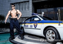 몸짱 달력으로 아동돕기 나선 박성용 경사