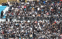 한반도기 가득한 춘천 송암구장