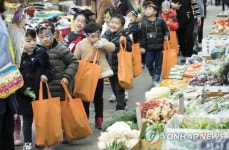 전통시장 장보기 체험 중