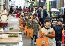 전통시장 장보기 체험 중