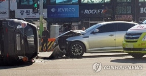 부산 사상구서 교통사고 차량 전도…1명 부상