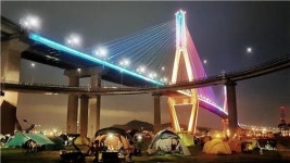 야경명소 부산항대교 아래 친수공간 얌체 캠핑족들로 몸살