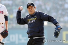한국시리즈 1차전 시구하는 어우홍 전 감독