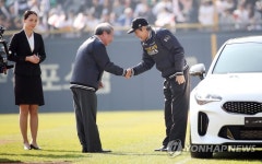 어우홍 전 감독, 한국시리즈 1차전 시구