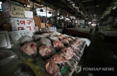 구 노량진수산시장 상인-수협 충돌…전복·갈치 다 죽어나가