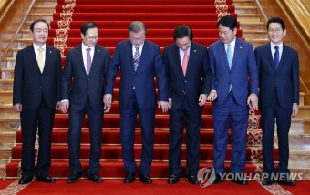 문 대통령, 여야 5당 원내대표와 '손 잡아 볼까요?'