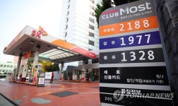 유류세 인하 하루 앞두고 한산한 주유소