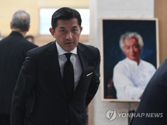 고 신성일 빈소 찾은 홍정욱