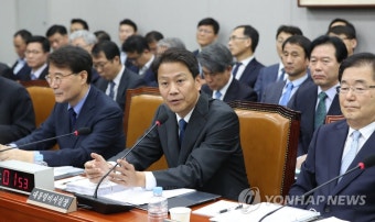 질의에 답하는 임종석 비서실장