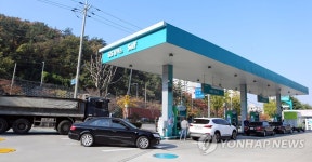직영주유소 인기에 차량 대기