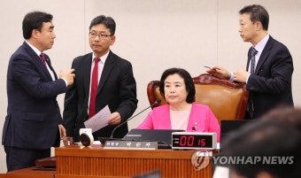 대화하는 윤관석 간사와 입법조사관들