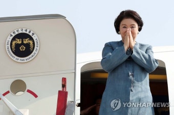 김정숙 여사, 손 모아 인사 '안녕 인도'