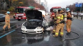 대전 도심 달리던 벤츠서 화재…800만원 피해