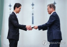문 대통령, 최형찬 주 세르비아 대사에 신임장 전달