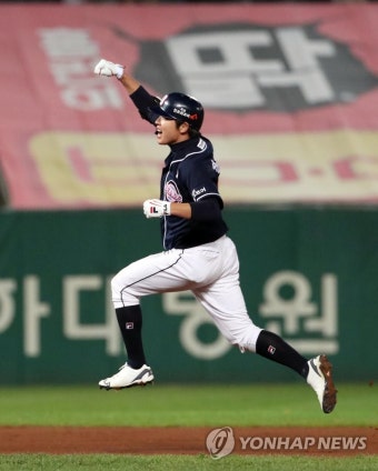 역전 투런 홈런 날리는 두산 정수빈