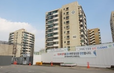 최대 재건축 둔촌주공 석면철거 감시단 56% 감축…학부모 반발