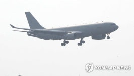 공군 첫 공중급유기 김해공항 도착
