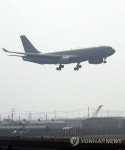 공군 첫 공중급유기 김해공항 착륙