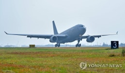 김해공군기지 도착한 공중급유기