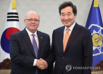 캐나다 상원의장과 악수하는 이낙연 총리