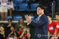 박수치는 문경은 감독